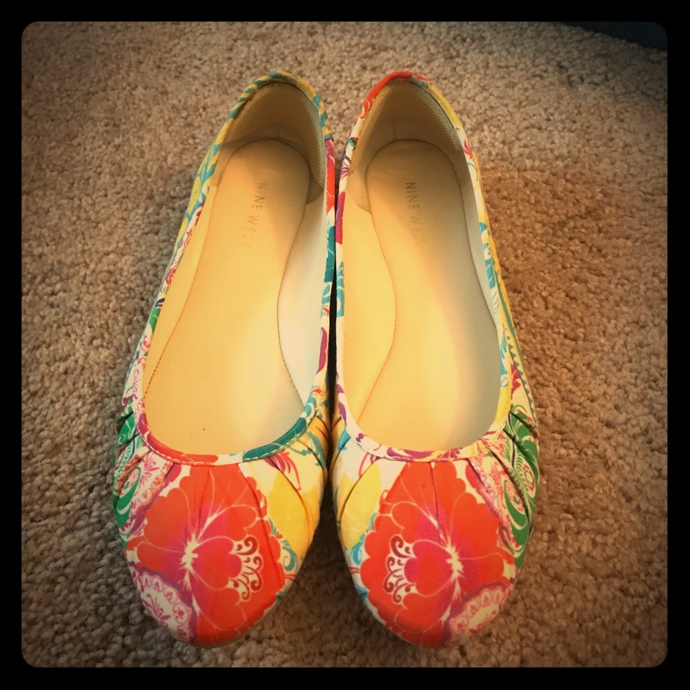 Adorable Nine West Floral Flats